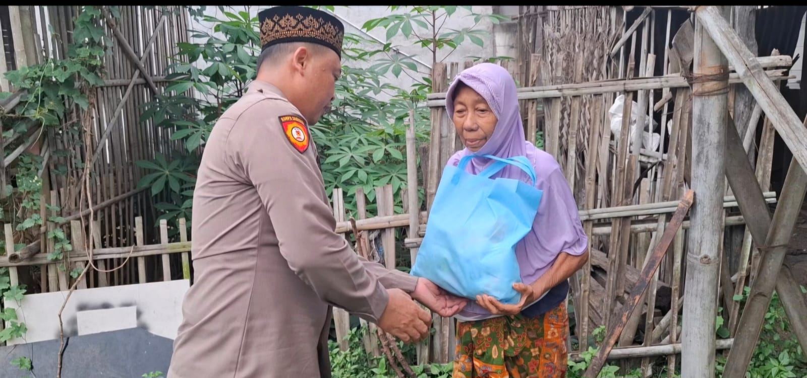 Polsek Pakuhaji Gelar Jumat Peduli, Salurkan Bantuan Sembako untuk Warga Kp. Rawa kopi