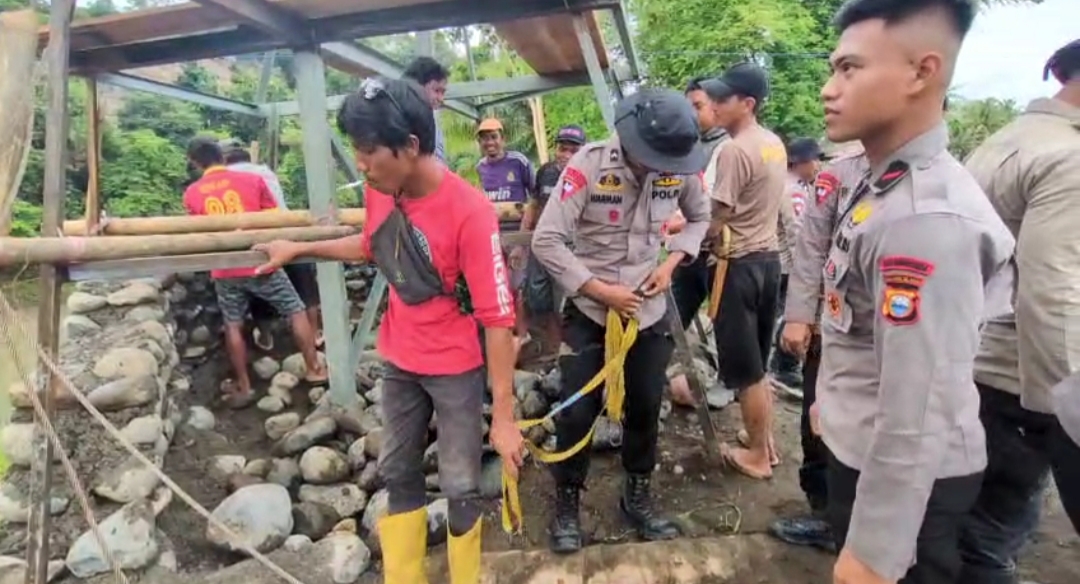 POLRI GERAK CEPAT RESPON PIDATO PRESIDEN PRABOWO, SATBRIMOBDA SULSEL BANGUN JEMBATAN GANTUNG DI SOPPENG