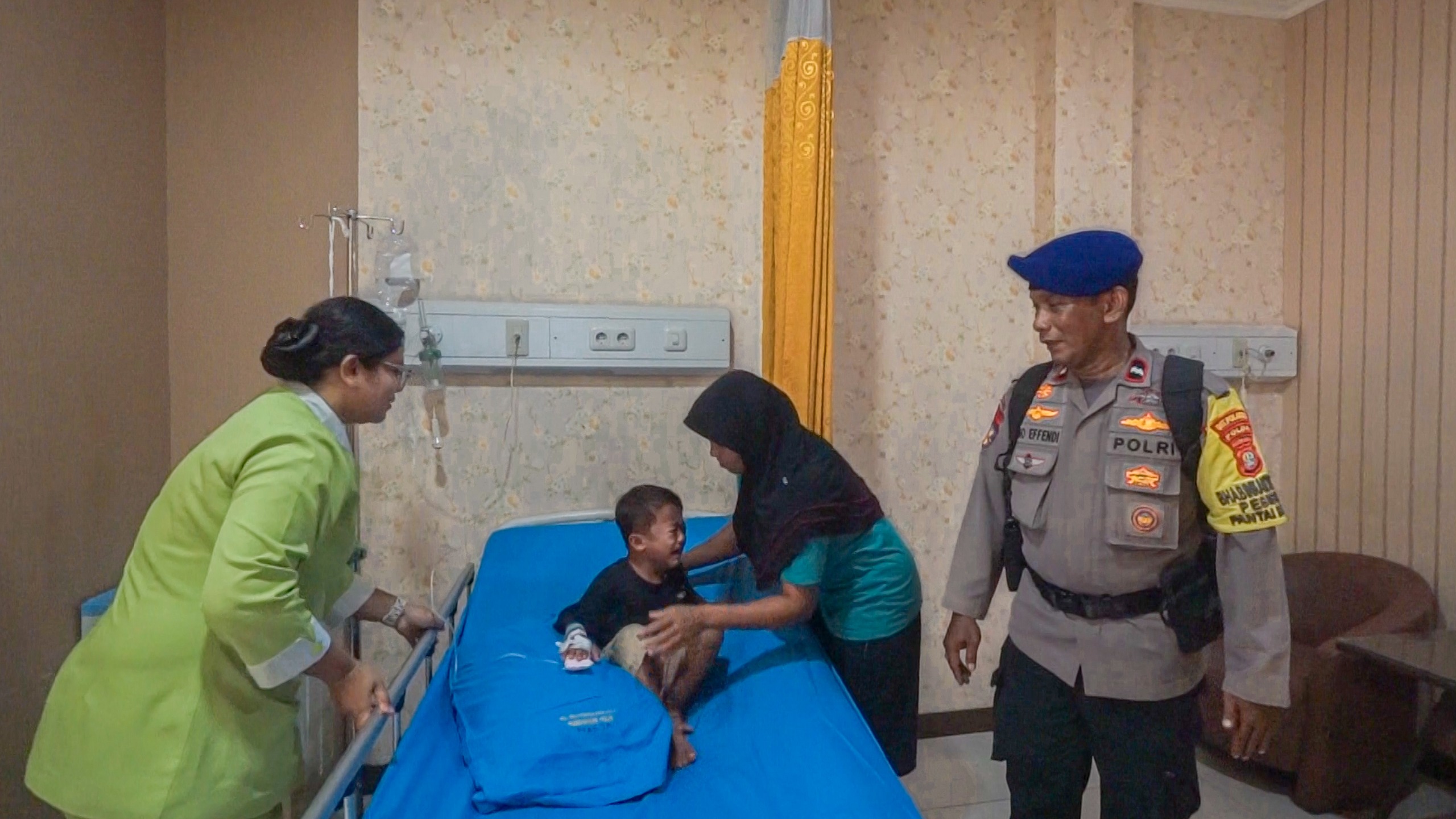Bhabinkamtibmas Polair Evakuasi Balita Sakit Hernia di Muara Gembong, Dioperasi di RS Polri