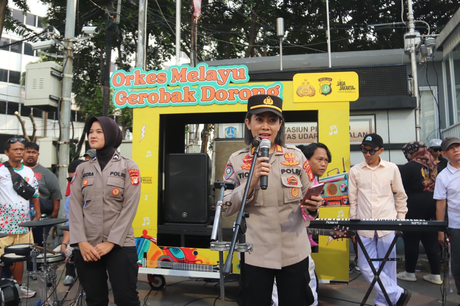 Pentas Seni Orkes Melayu Gerobak Dorong Meriahkan CFD di Bundaran HI, Polwan Sampaikan Imbauan Humanis