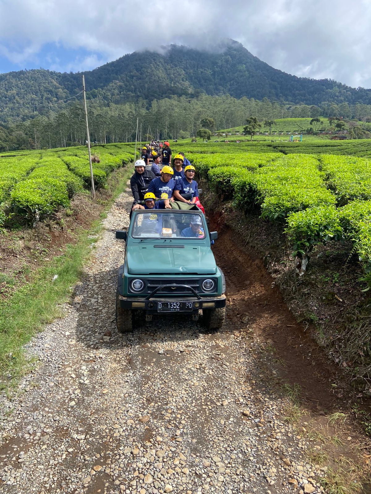Memasuki Hari Kedua Gathering, 200 Awak Media Nikmati Keseruan Naim Jeep Off Road di Kebun Teh Pangalebgan Bandung