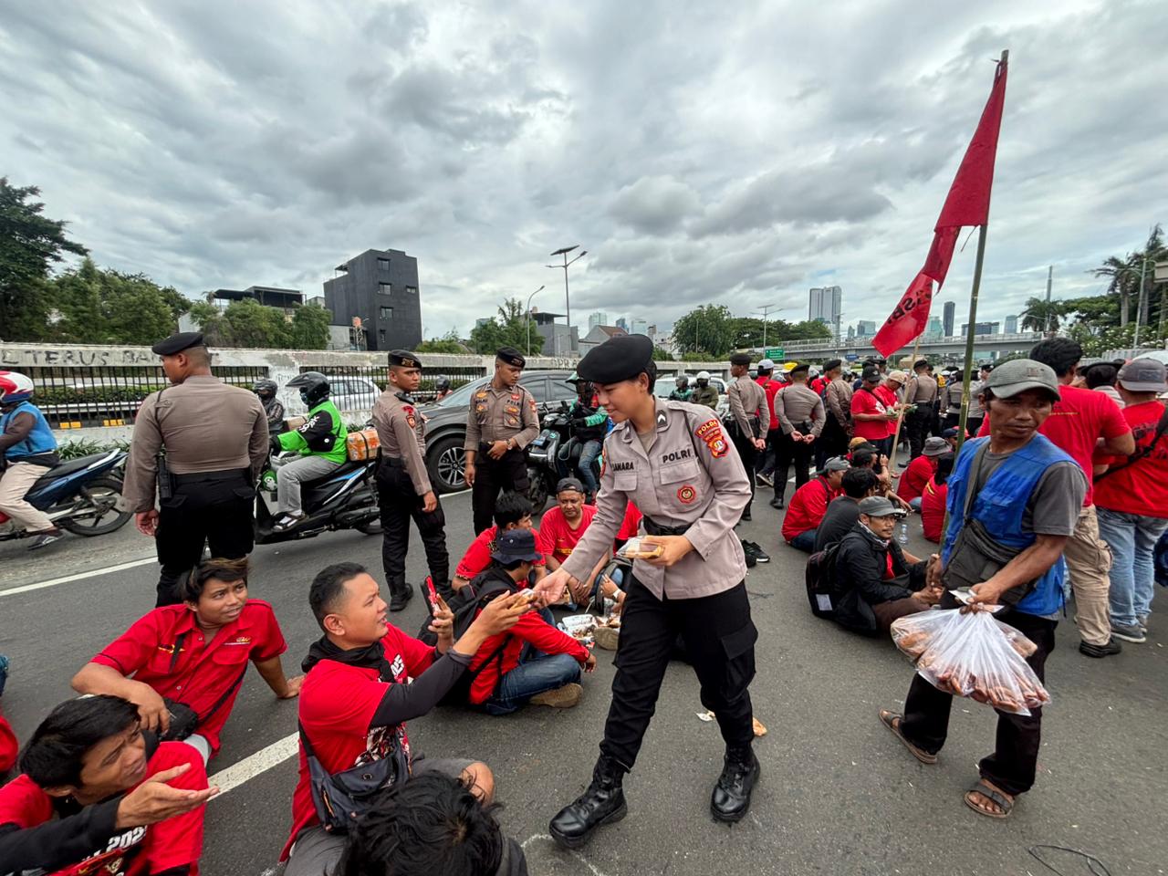 Gelar Aksi Simpatik, Polisi Bagikan Roti dan Air Mineral ke Massa Aksi di DPR