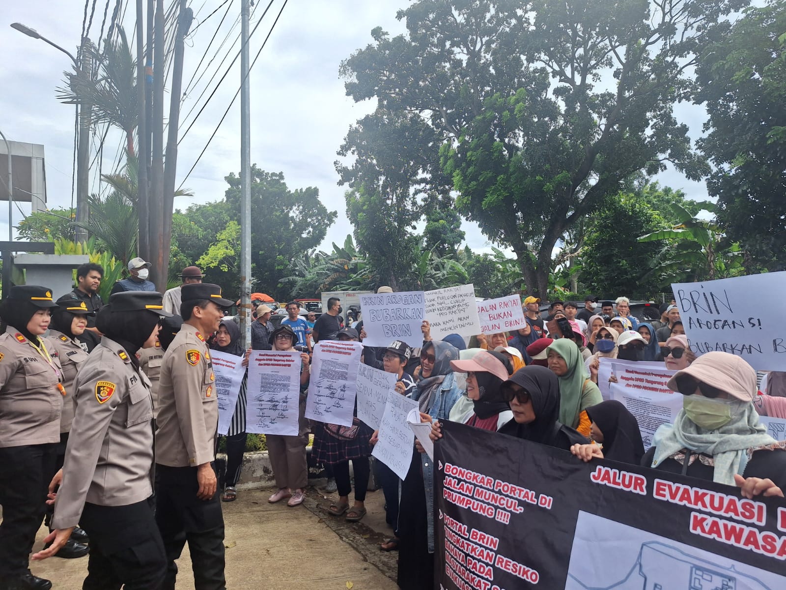 Polwan dan kapolsek Cisauk melakukan pelayanan humanis terhadap massa aksi unjuk rasa