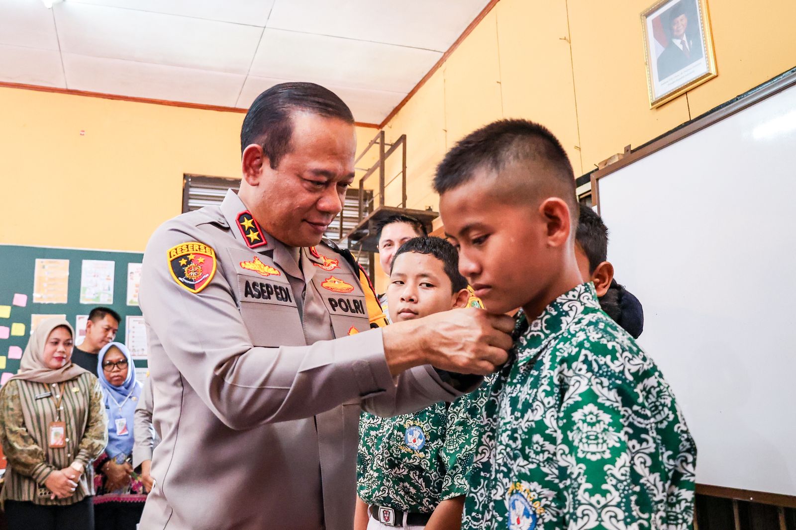 Siswa SD di Cipayung Ucapkan Terima Kasih ke Kapolda dan Kapolres, Dapat Hadiah Peralatan Sekolah