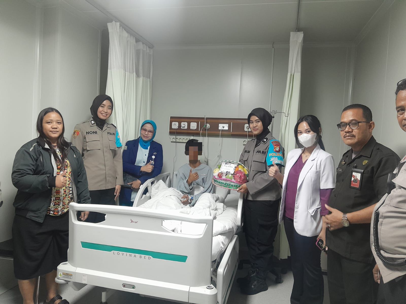 Polwan Jaga Jakarta Polres Metro Jakarta Pusat Hadir Temani Korban SMAN 72 di RS Pertamina