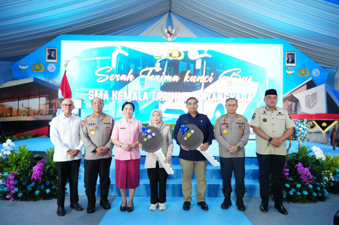 POLRI PERTEGAS PERAN AKTIF DALAM ASTACITA PADA TOPPING OFF SEKOLAH, PERESMIAN MASJID, DAN PELETAKAN BATU PERTAMA RUMAH IBADAH DI SMA KEMALA TARUNA BHAYANGKARA