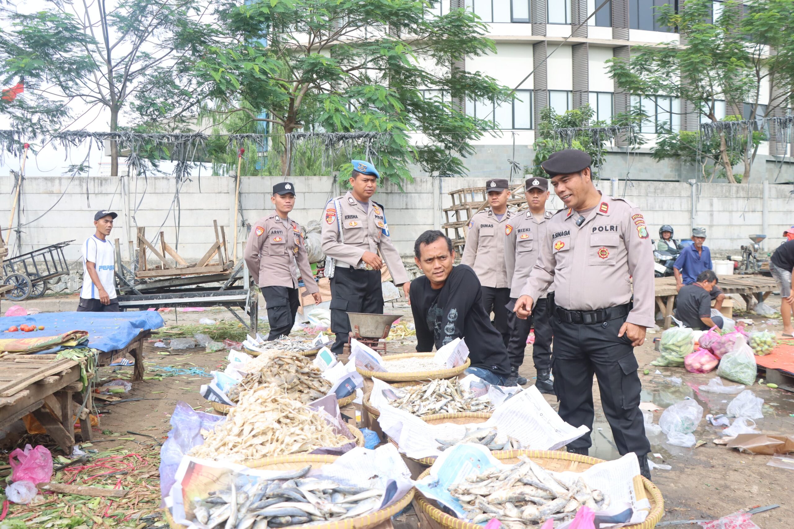 Polres Metro Tangerang Kota Patroli Jalan Kaki, Wujudkan Rasa Aman di Kawasan Keramaian Pasar Babakan