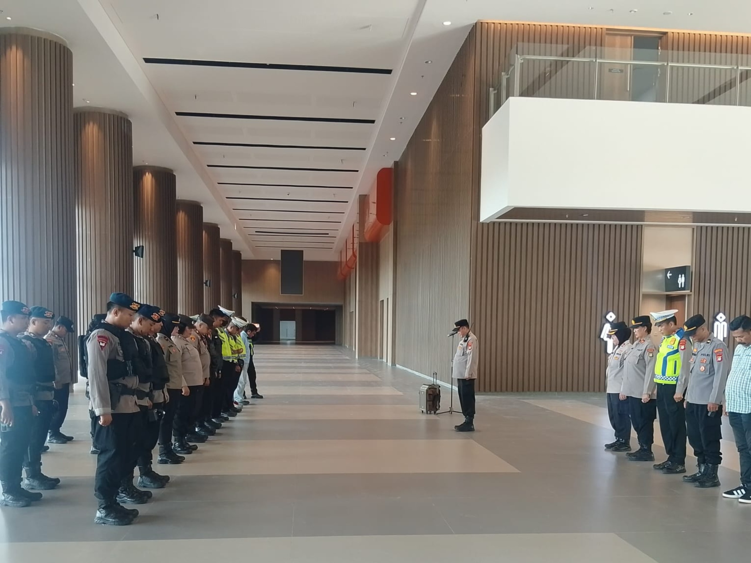 Brimob Polda Metro Jaya Laksanakan Sterilisasi, Hadirkan Rasa Aman di Konser Hillsong London