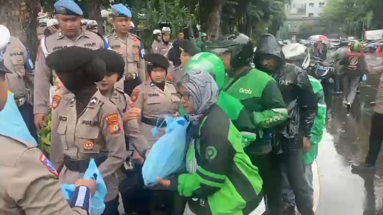 Jaga Jakarta Bersama, Polda Metro Jaya Hadirkan Bantuan untuk Pengemudi Ojol
