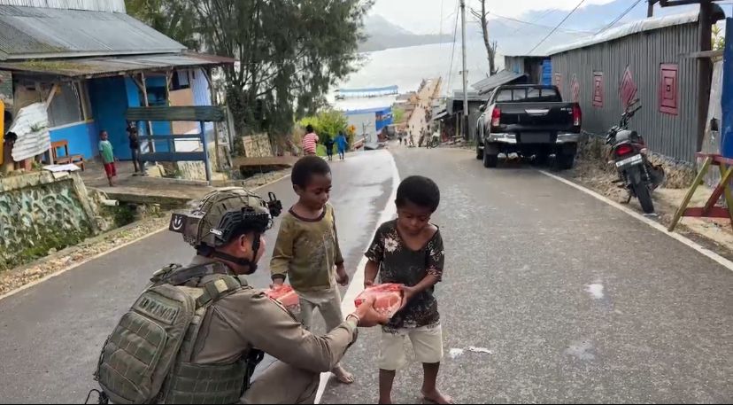 Rayakan HUT Brimob ke-80, Satgas Tindak Sektor Paniai Gelar Bakti Sosial Berbagi Paket Makanan untuk Warga Paniai