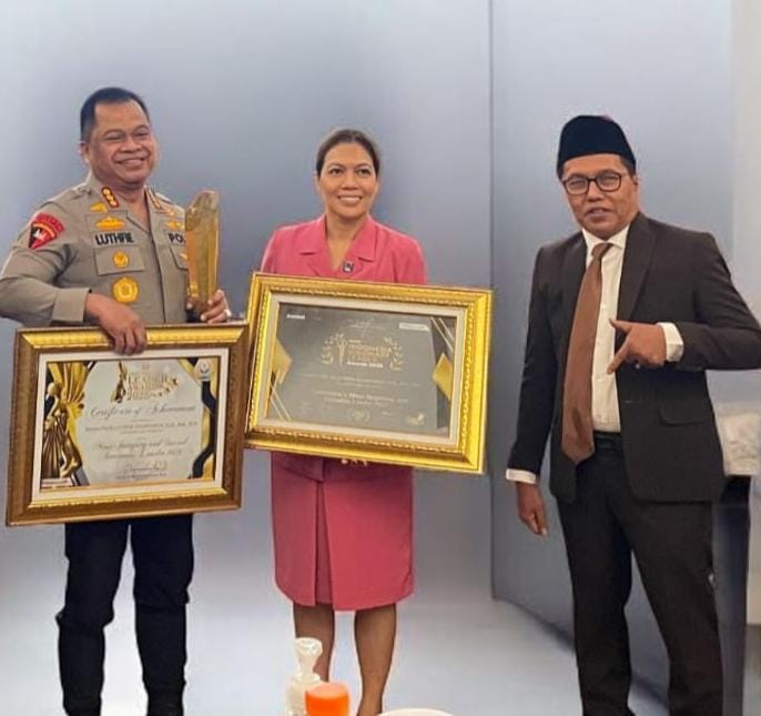 Berintegritas dan Berjiwa Sosial Tinggi: Professor Kurjum Serahkan Leadership Awards Kepada Kombes Pol Dr. Luthfie Kapolrestabes Surabaya