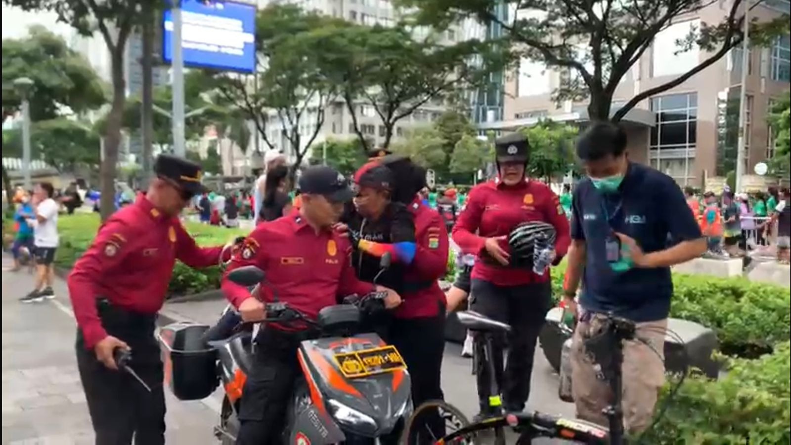 Personel Ditpamobvit Polda Metro Jaya Sigap Bantu Warga Alami Gangguan Kesehatan saat CFD di FX Sudirman