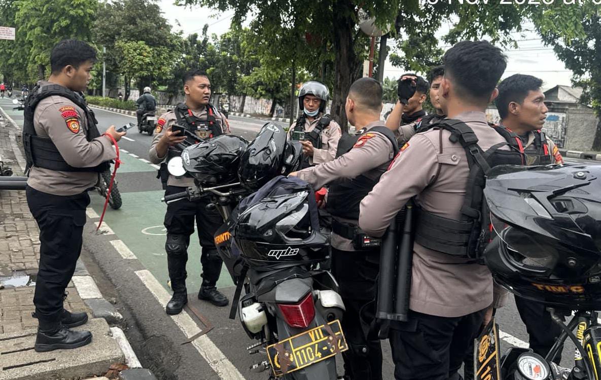 Patroli Perintis Presisi Polres Metro Jaktim Bubarkan Tawuran dan Amankan Sajam di Jl. I Gusti Ngurah Rai