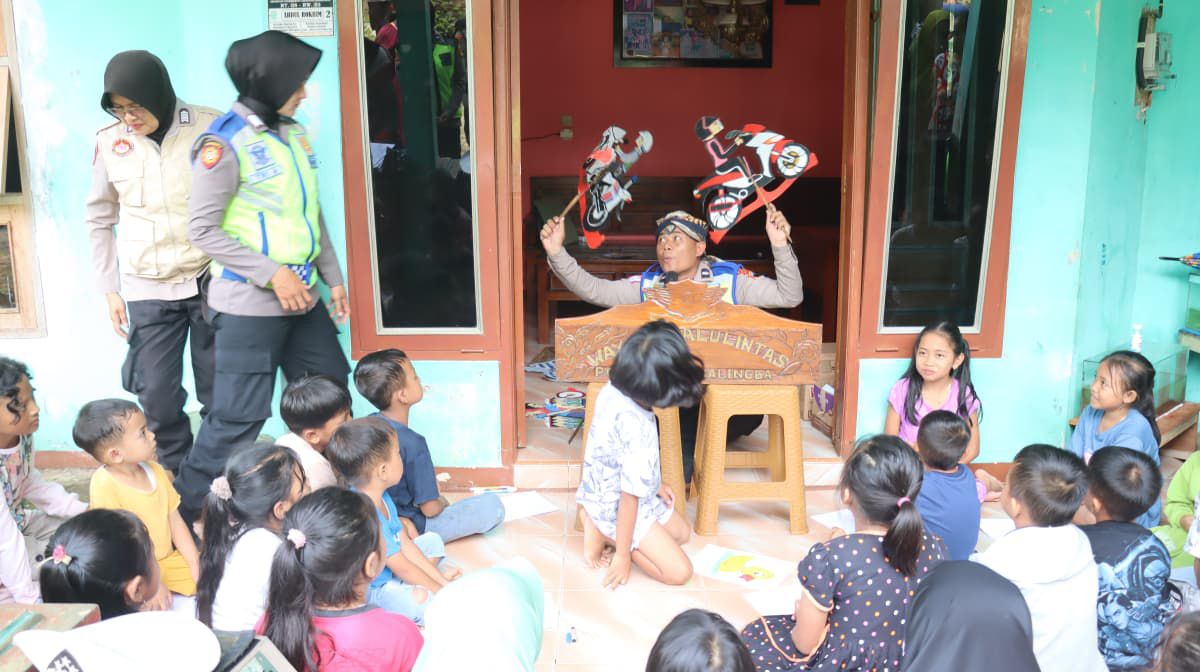 Polri Laksanakan Baksos, Layanan Kesehatan, dan Trauma Healing di Lokasi Bencana Tanah Bergerak Desa Maribaya