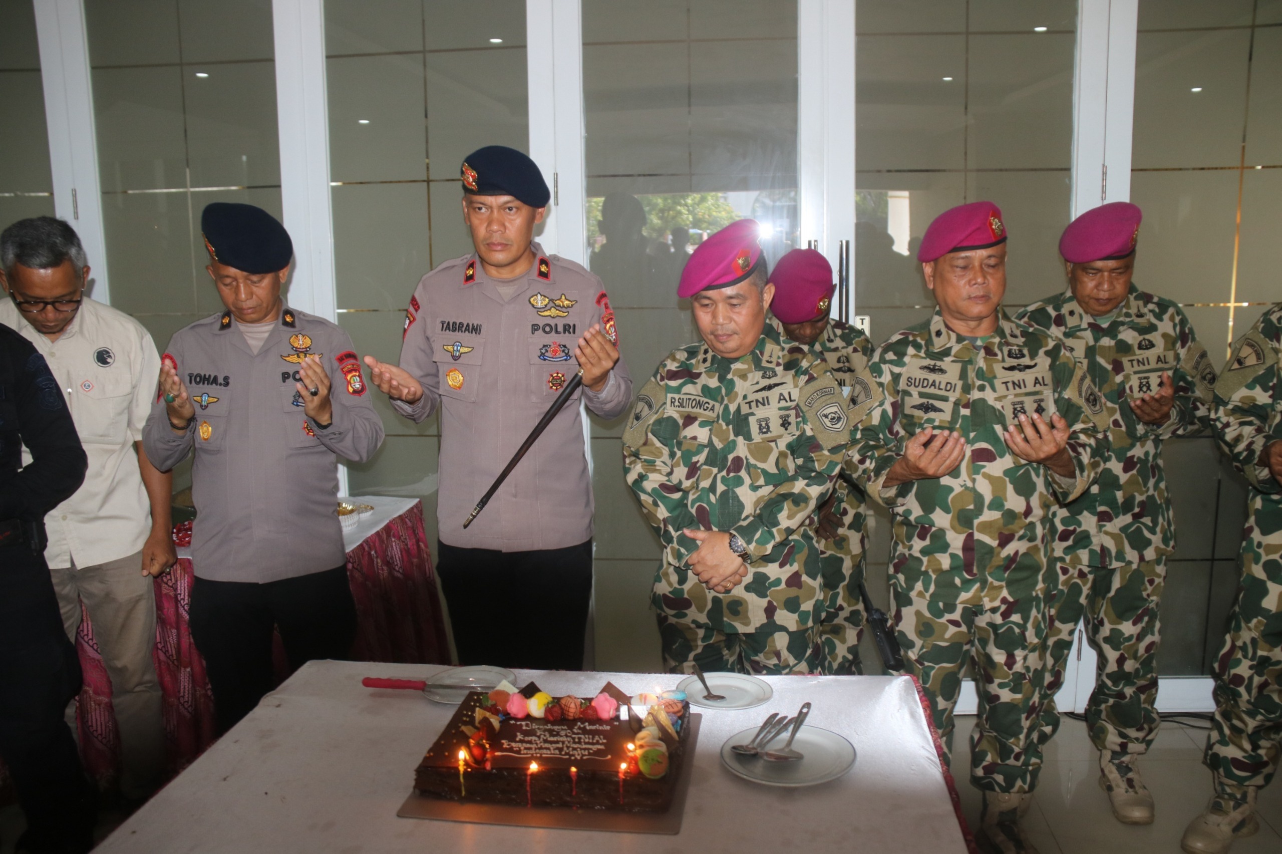 Brimob Metro Jaya Kunjungi Mako Korps Marinir dalam Rangka HUT ke-80 Marinir TNI AL