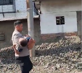 Polisi Sigap Berikan Pertolongan kepada Anak Kecil yang Terserempet Kereta di Pademangan