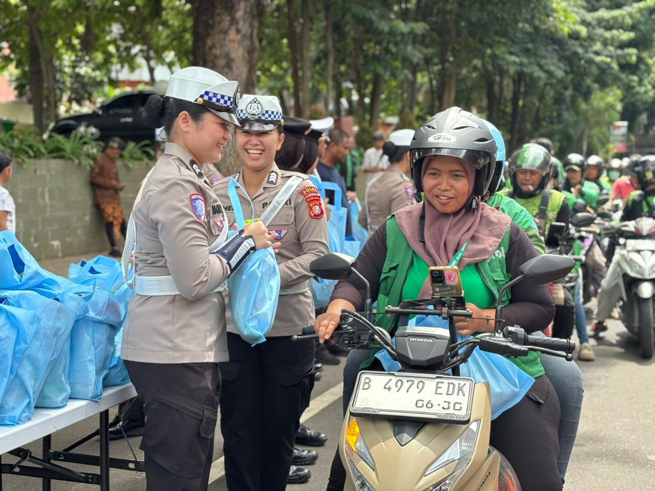 Jum’at Peduli, Polda Metro Jaya Bagikan Paket Sembako untuk Ojol dan PHL