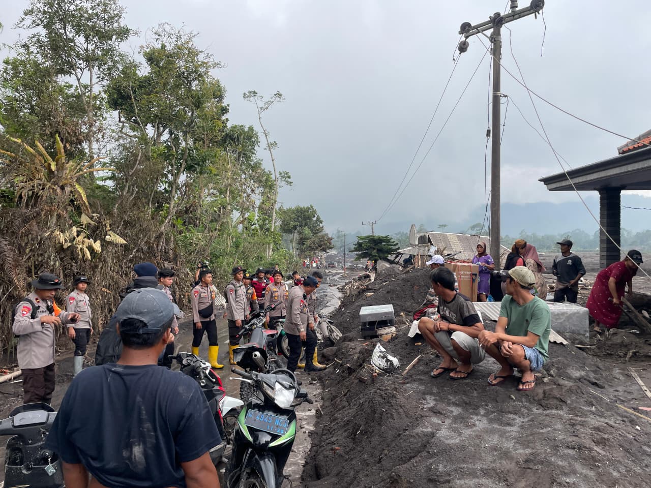 Satbrimob Polda Jawa Timur Perkuat Operasi Kemanusiaan Pasca Erupsi Semeru