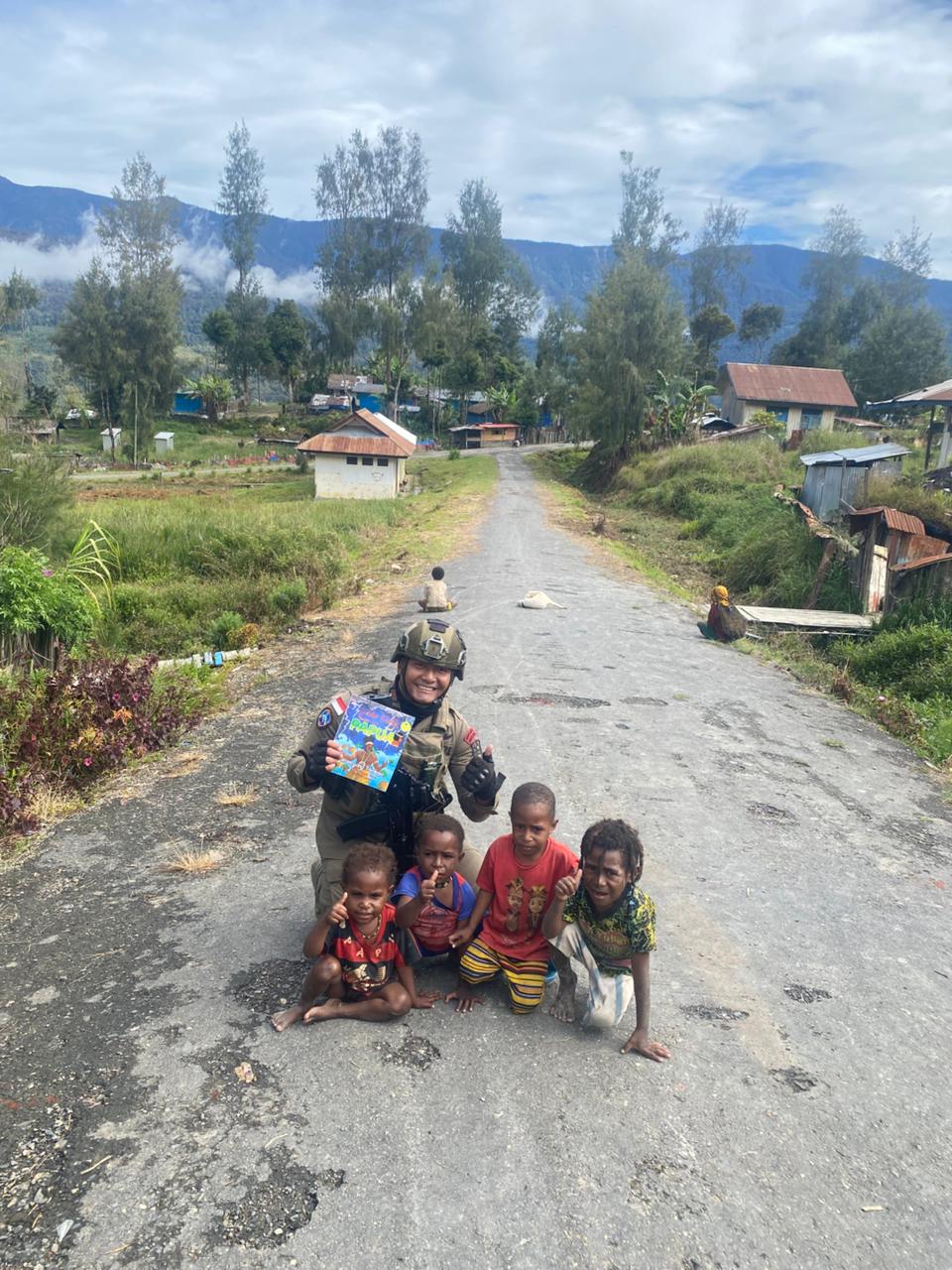 Satgas Ops Damai Cartenz Berbagi Buku Bacaan kepada Anak-Anak Sekolah di Intan Jaya