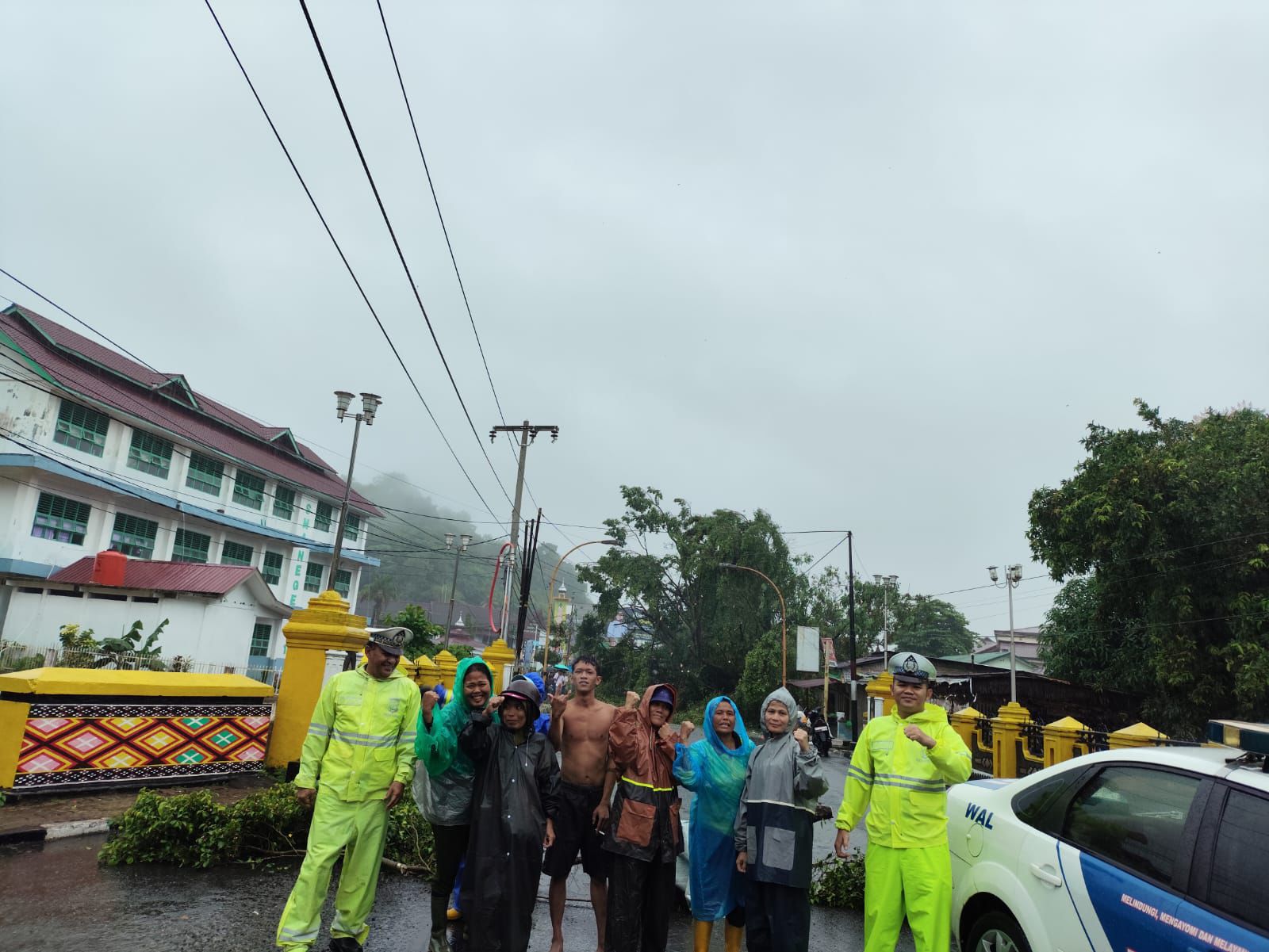 POLRI KERAHKAN PERSONEL MEMBANTU WARGA TERDAMPAK BENCANA DI SUMATERA UTARA