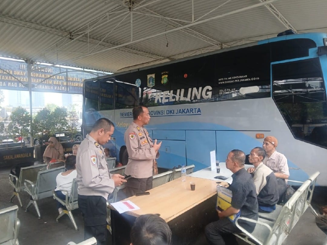 Itwasda Polda Metro Jaya Sosialisasikan SP4N-Lapor kepada Warga di Samsat Keliling
