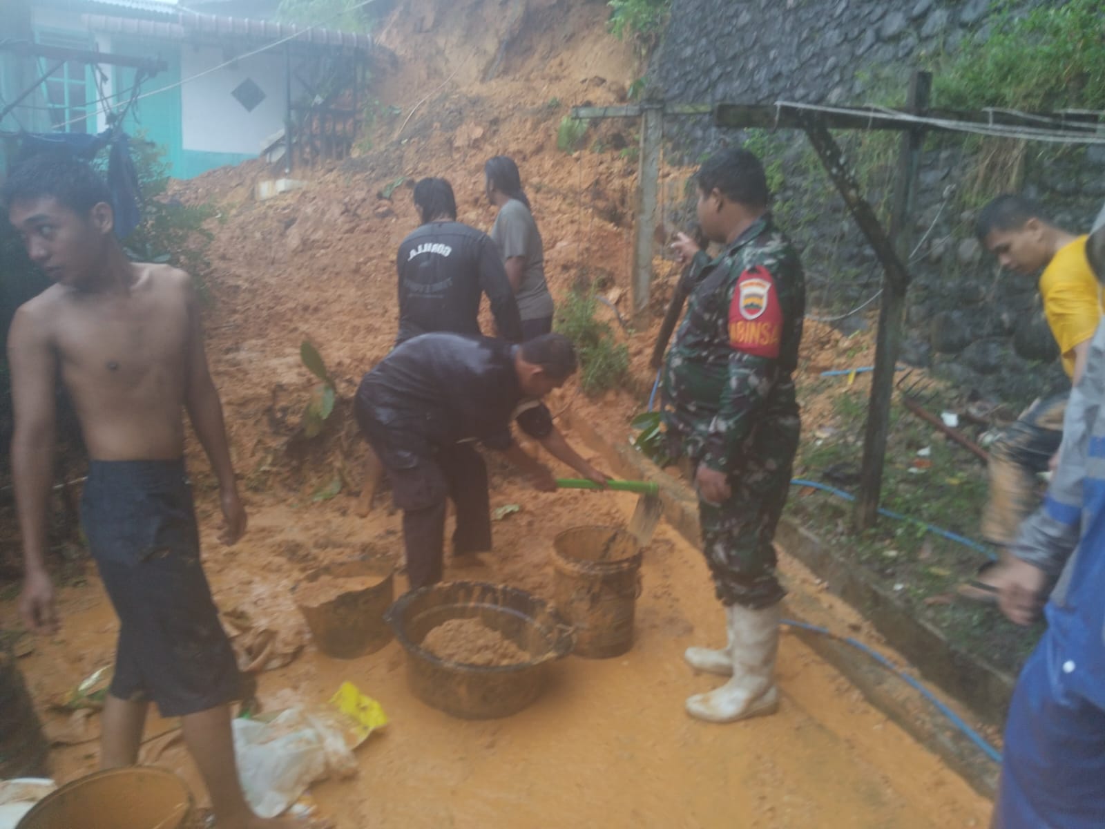 Personel Kodim 0211/Tapteng Evakuasi Warga Terdampak Banjir dan Longsor di Sibolga–Tapteng