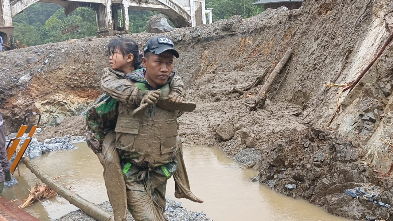 Prajurit TNI AD Gerak Cepat Bantu Evakuasi Korban Banjir dan Longsor di Padang Panjang