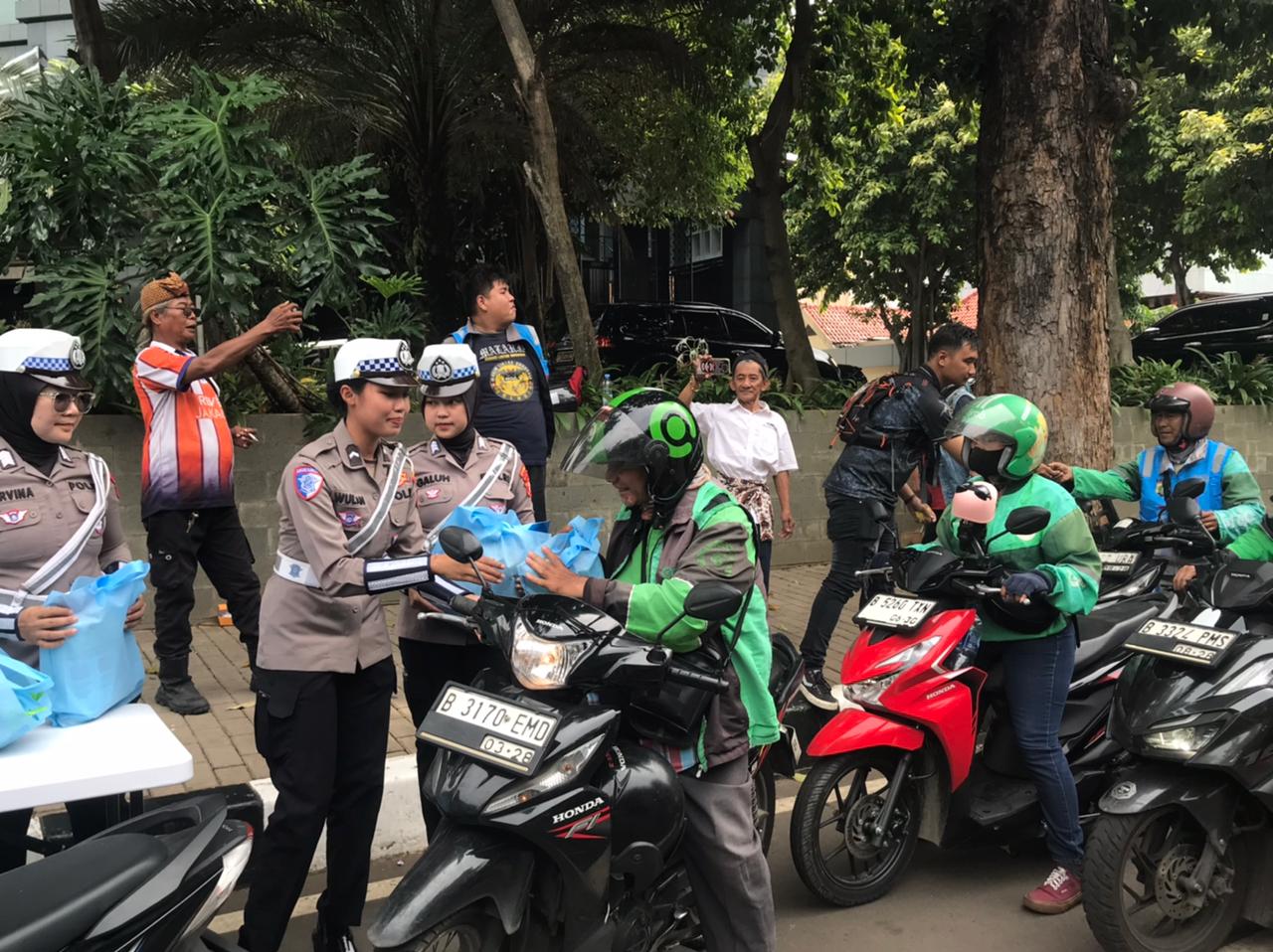 Polda Metro Jaya dan Mitra Gelar Jum’at Peduli bagi Pengemudi Ojol serta PHL