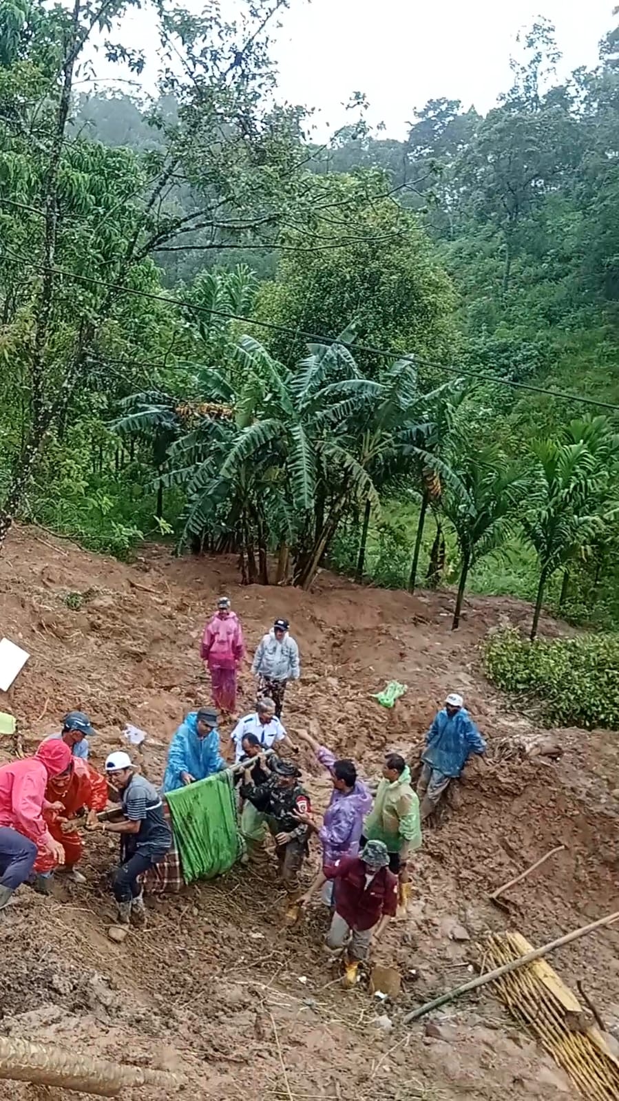 Tiga Prajurit TNI AD Terdampak Longsor Saat Evakuasi Warga Padang Panjang, Dua Hilang Kontak