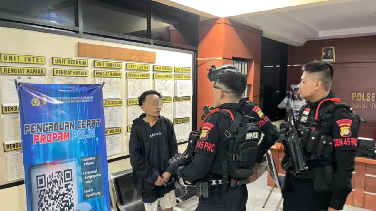 Brimob Batalyon D Pelopor Ringkus Terduga Pencuri Saat Patroli di Bekasi