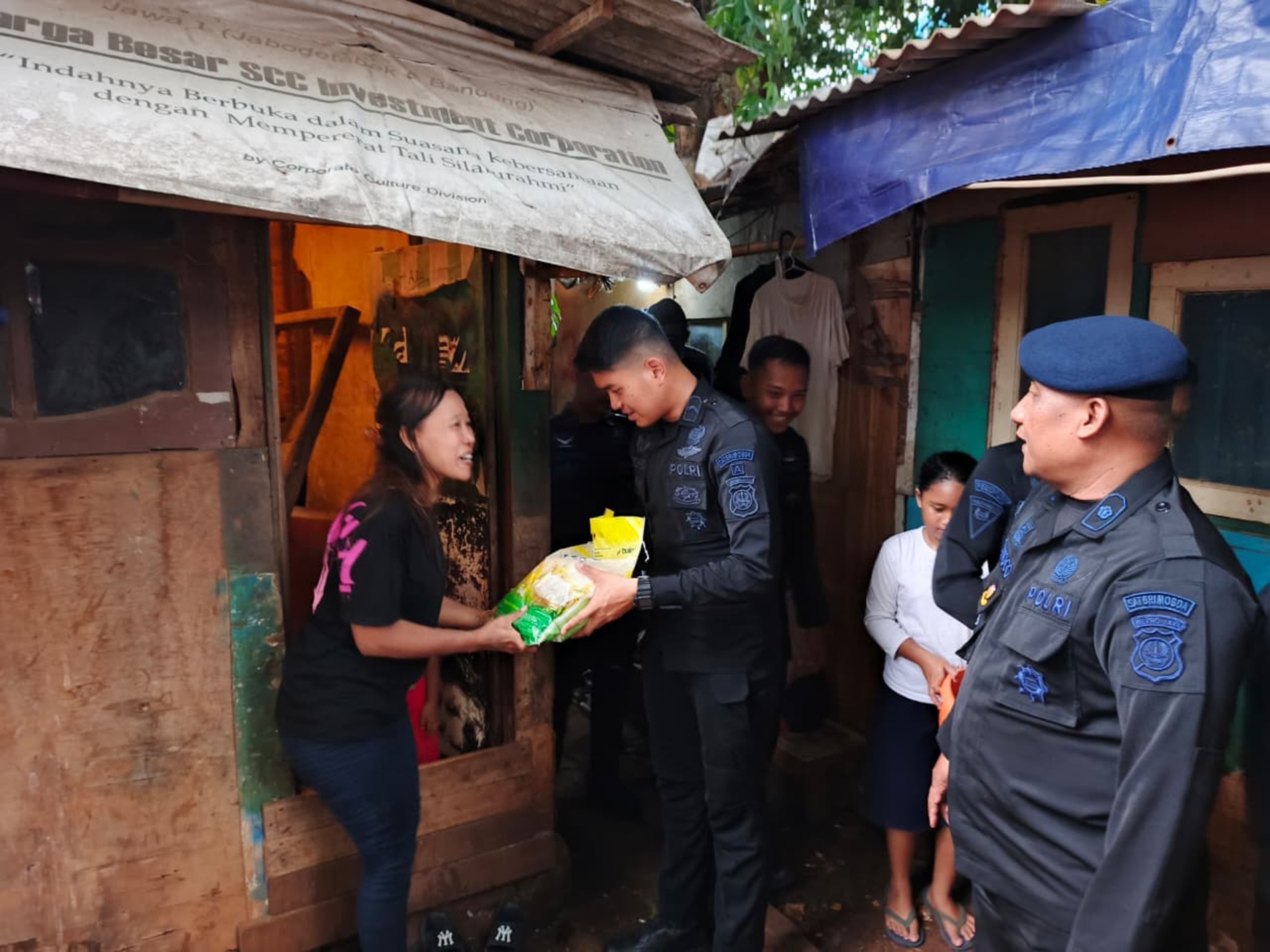 Brimob Polda Metro Jaya Hadirkan Kepedulian untuk Warga Kp. Gasong