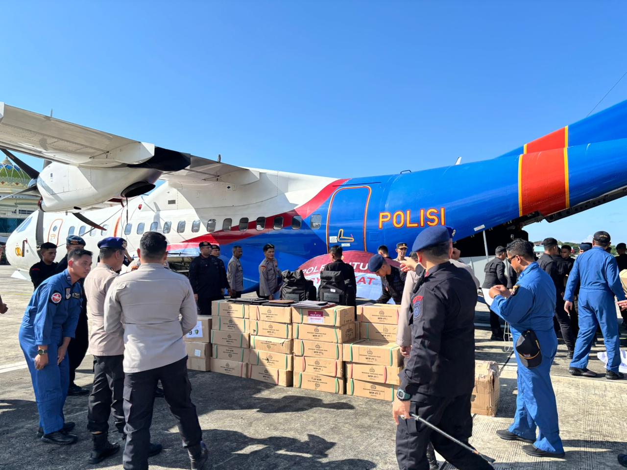 2,5 Ton Logistik dan RON Bantuan Mabes Polri untuk Aceh Tiba di Bandara SIM