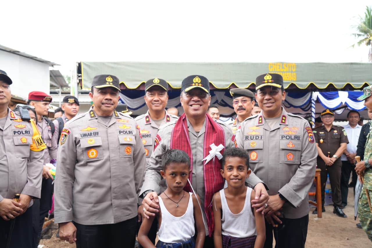 Wakapolri Bersama Perwakilan Akpol ’90 Dhira Brata Resmikan Sumur Bor dan Serahkan Bantuan untuk Pengungsi Lewotobi di Huntara II Konga