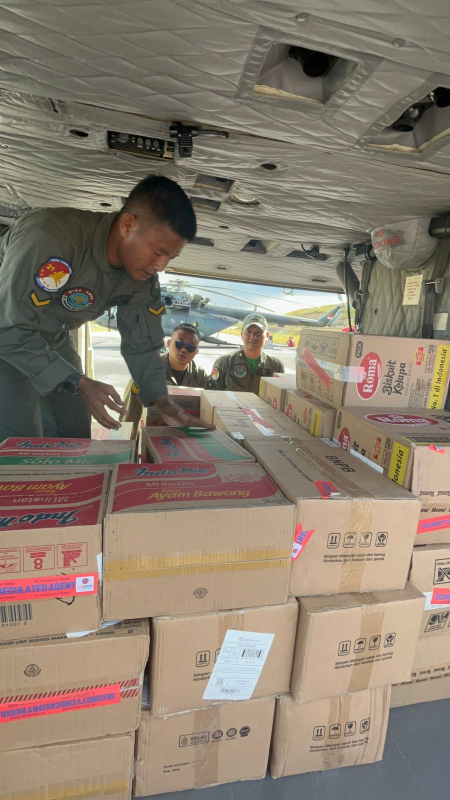 Helikopter TNI AD Distribusikan Logistik dari Udara untuk Warga Terisolasi di Sibolga