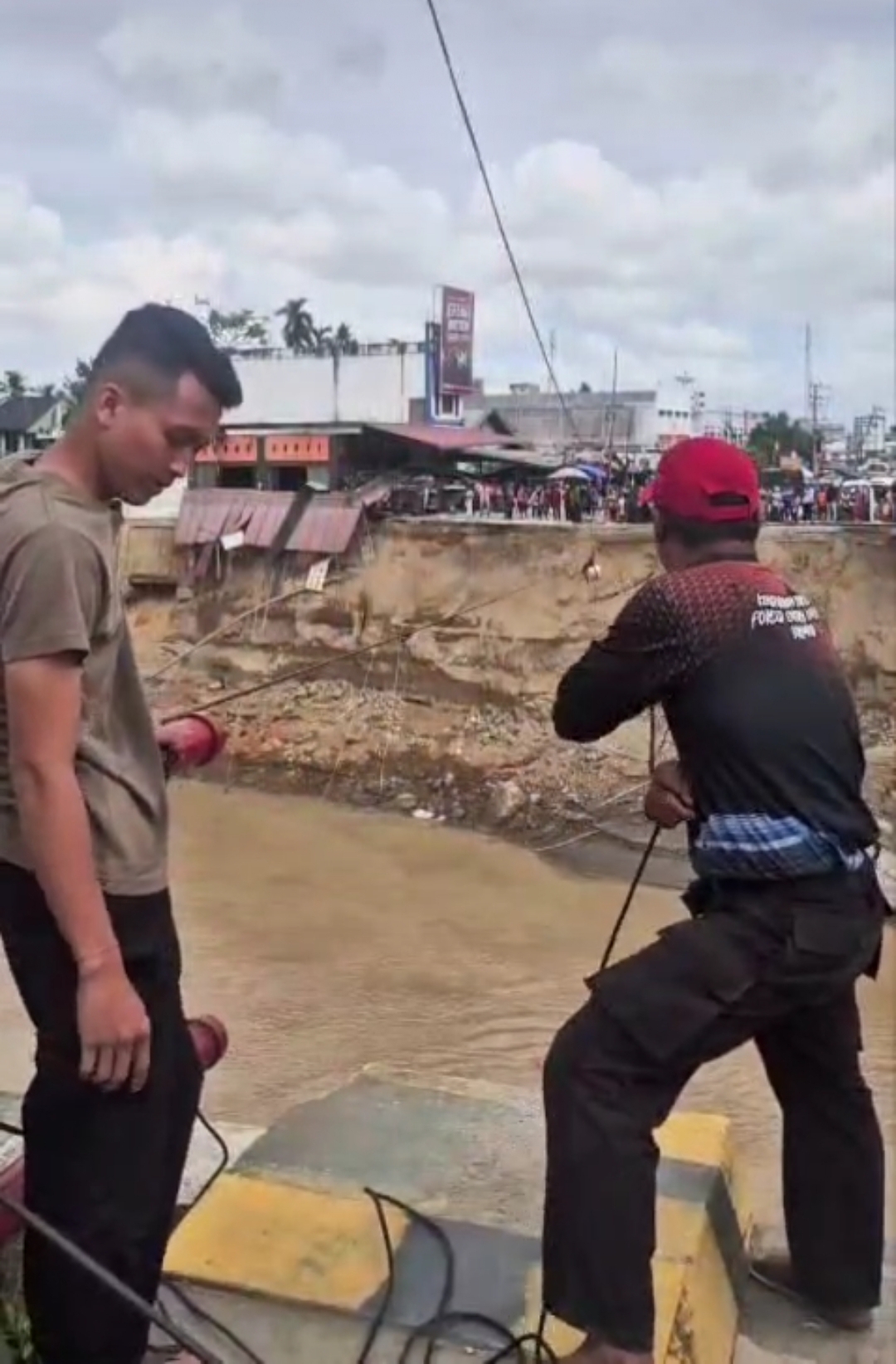 Brimob Aceh Pasang Tali Sling pada Jembatan Putus dan Geser Speed Boat untuk Mendukung Mobilitas Warga di Bireuen