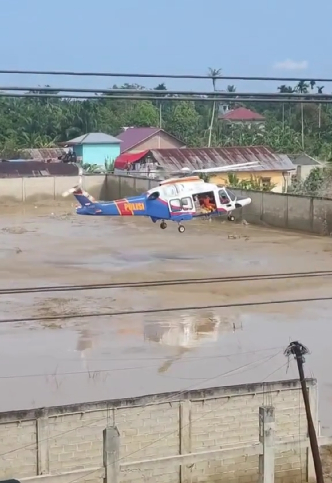 Meski Dengan Risiko Pendaratan, Helikopter Poludara Baharkam Polri Berhasil Dropping Logistik Bantuan ke Aceh Tamiang