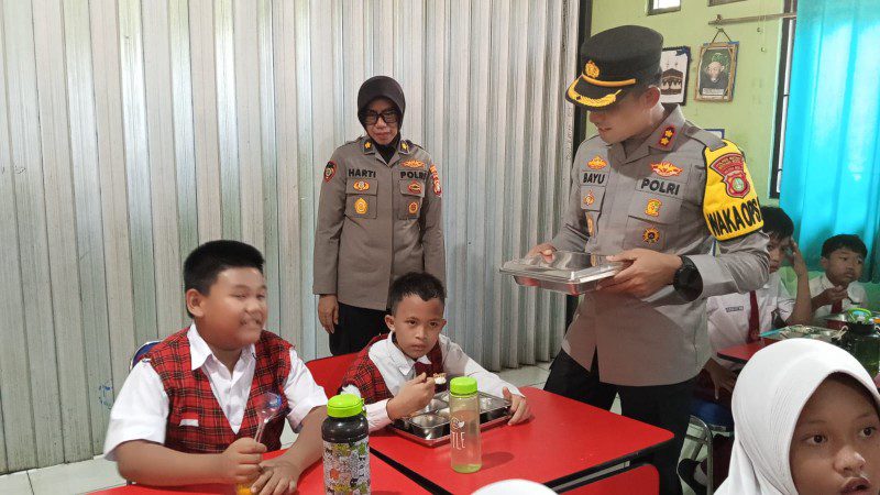 Distribusi Makan Bergizi Gratis Polri SDN Pekayon Jaya VII