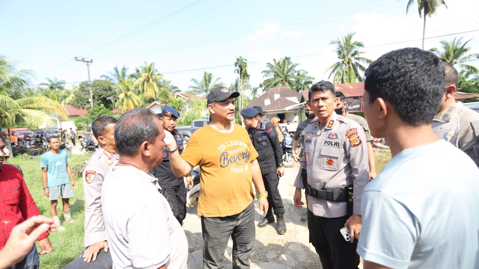 Kapolda Aceh “Menerobos” Lumpur dan Banjir tiba di Tamiang, pastikan penanganan banjir berjalan cepat dan terkoordinasi