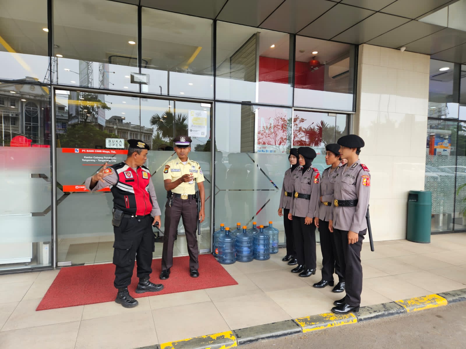 Cegah Kriminalitas, Anggota Samapta Polres Metro Tangerang Kota Gelar Patroli Jalan Kaki Di Ruko Perbankan