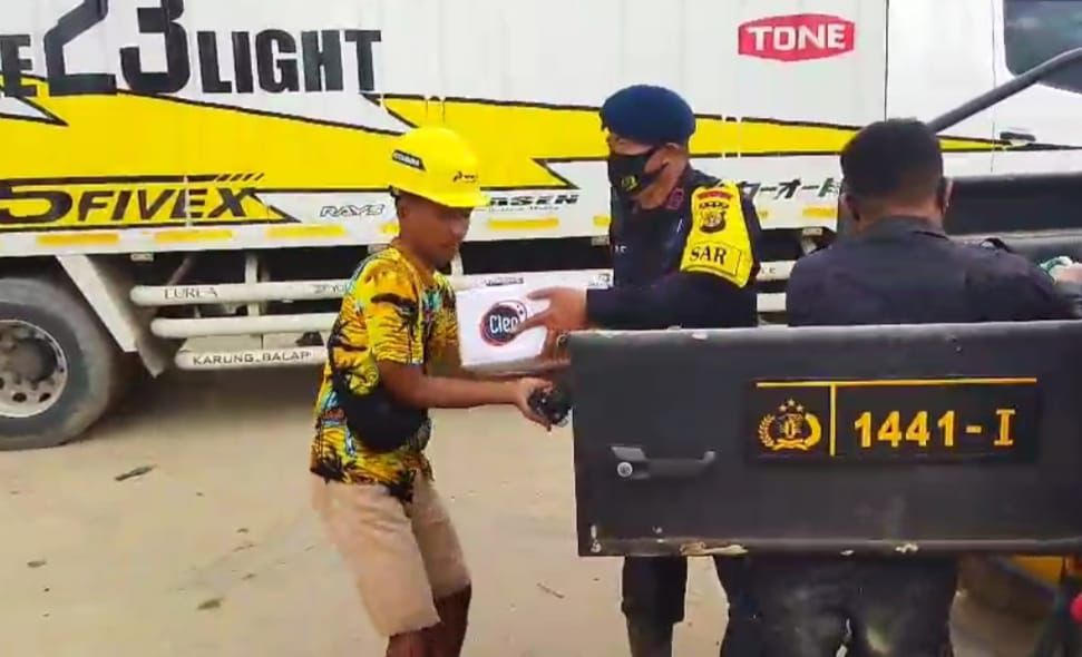 Polisi Bagikan Makanan untuk Korban Banjir, Redam Kepanikan dan Pastikan Distribusi Bantuan Tetap Lancar