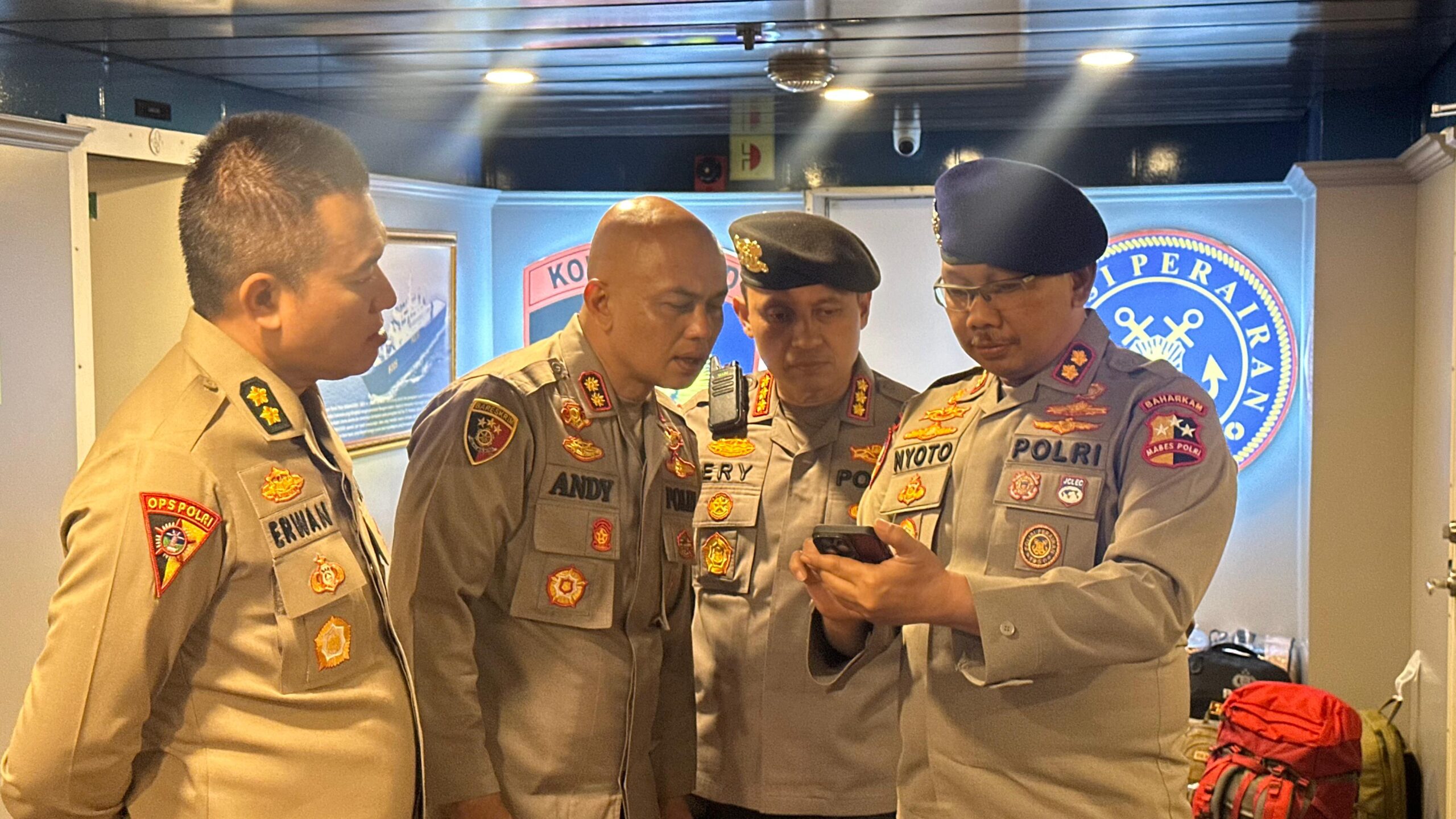 Kapal Polri Wisanggeni 8005 Angkut Bantuan untuk Lima Polres di Aceh