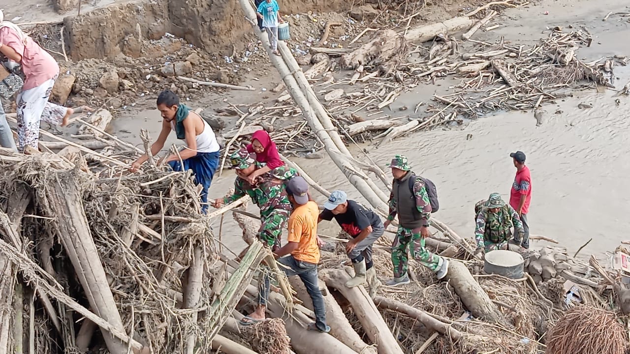 Evakuasi Dramatis, Babinsa Kodim Bireuen Gendong Lansia Lintasi Material Banjir