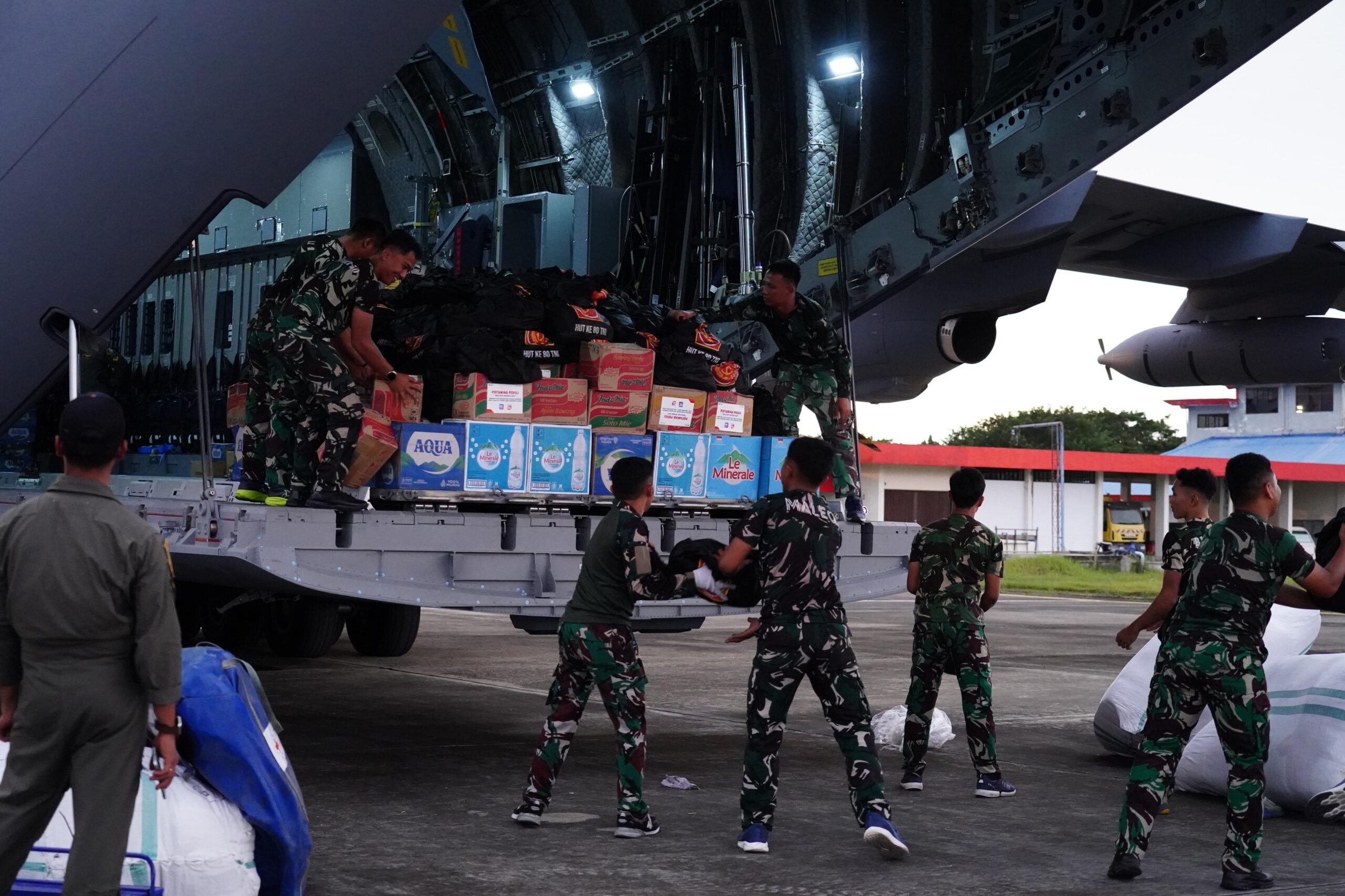 Mendarat di Lanud Sultan Iskandar Muda, Airbus A-400 TNI AU Bawa 24 Ton Bantuan Korban Banjir Aceh
