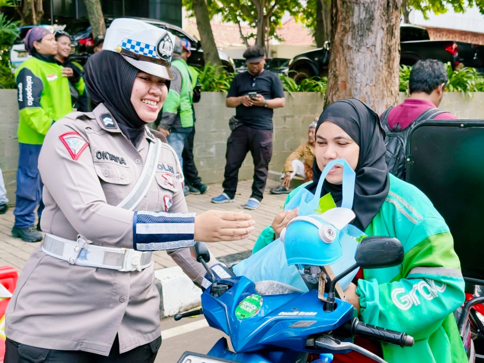 Sinergi Humanis Polda Metro Jaya Ajak Ojol dan PHL Jaga Jakarta Lewat Jumat Peduli