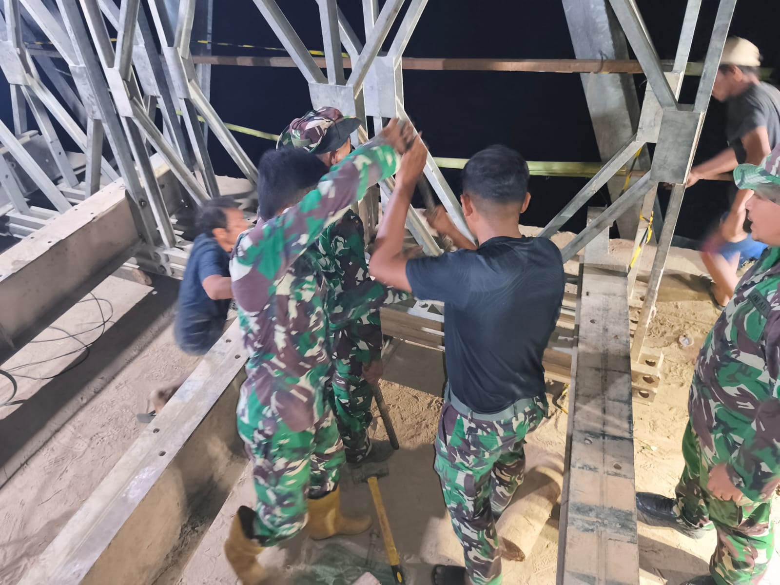 TNI AD Bangun Jembatan Bailey, Pulihkan Akses di Wilayah Terdampak Banjir Aceh