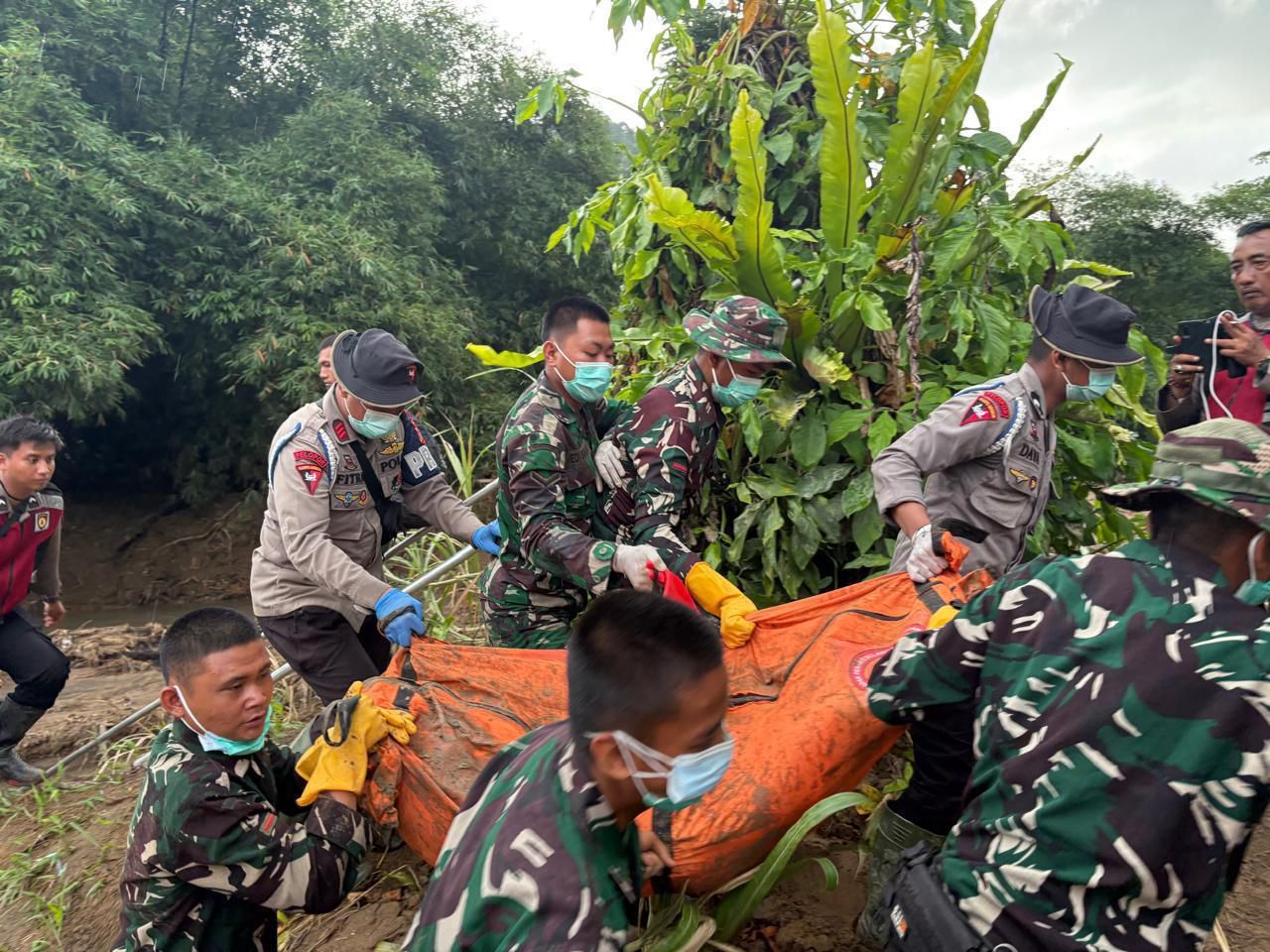 Update Penanganan Bencana Sumbar: Polri Percepat Pencarian dan Identifikasi Jenazah