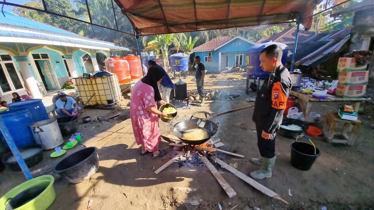 Dapur Umum dan Layanan Kesehatan Posko Brimob Polda Sumut Jadi Andalan Warga Terdampak Banjir di Batang Toru