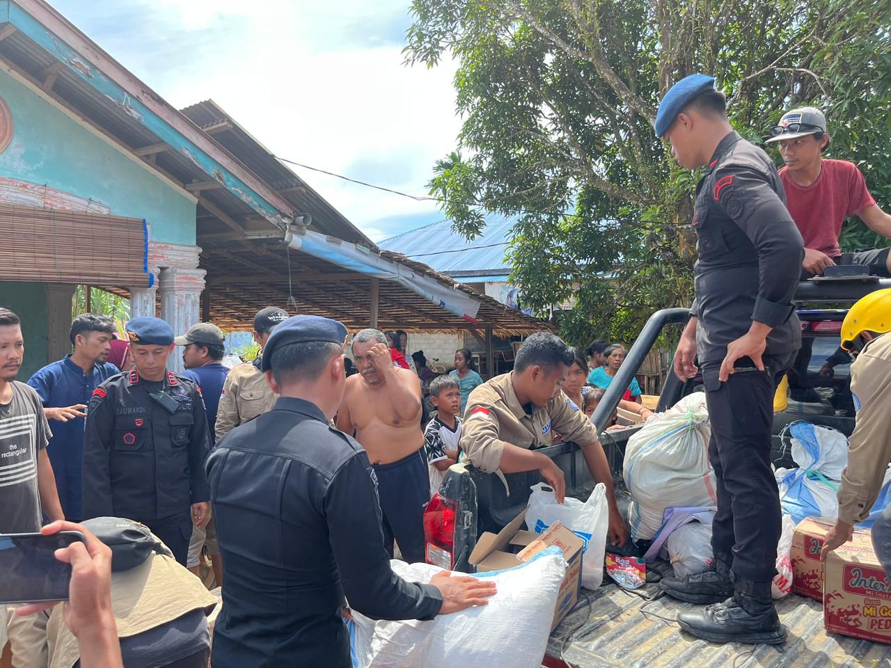 Brimob Polda Sumut Bersama Relawan Mapel Indonesia Salurkan Bantuan Sembako untuk Warga Terdampak Bencana di Sibolga–Tapteng