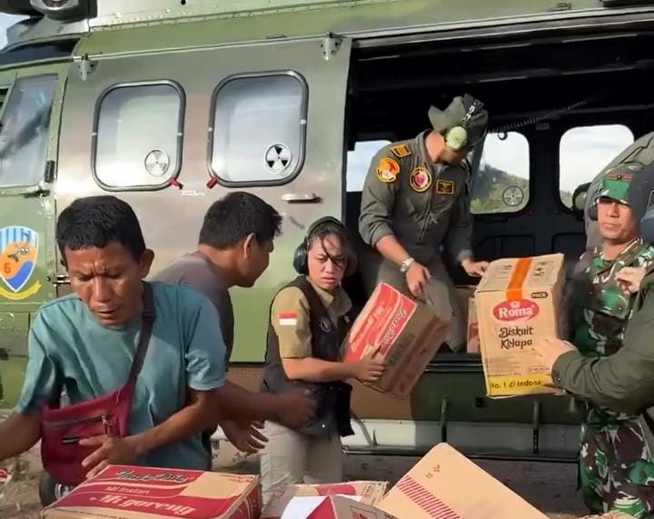 Ibu Bhayangkari Pandu Helikopter Bantuan ke Desa Terisolasi di Tapanuli Tengah