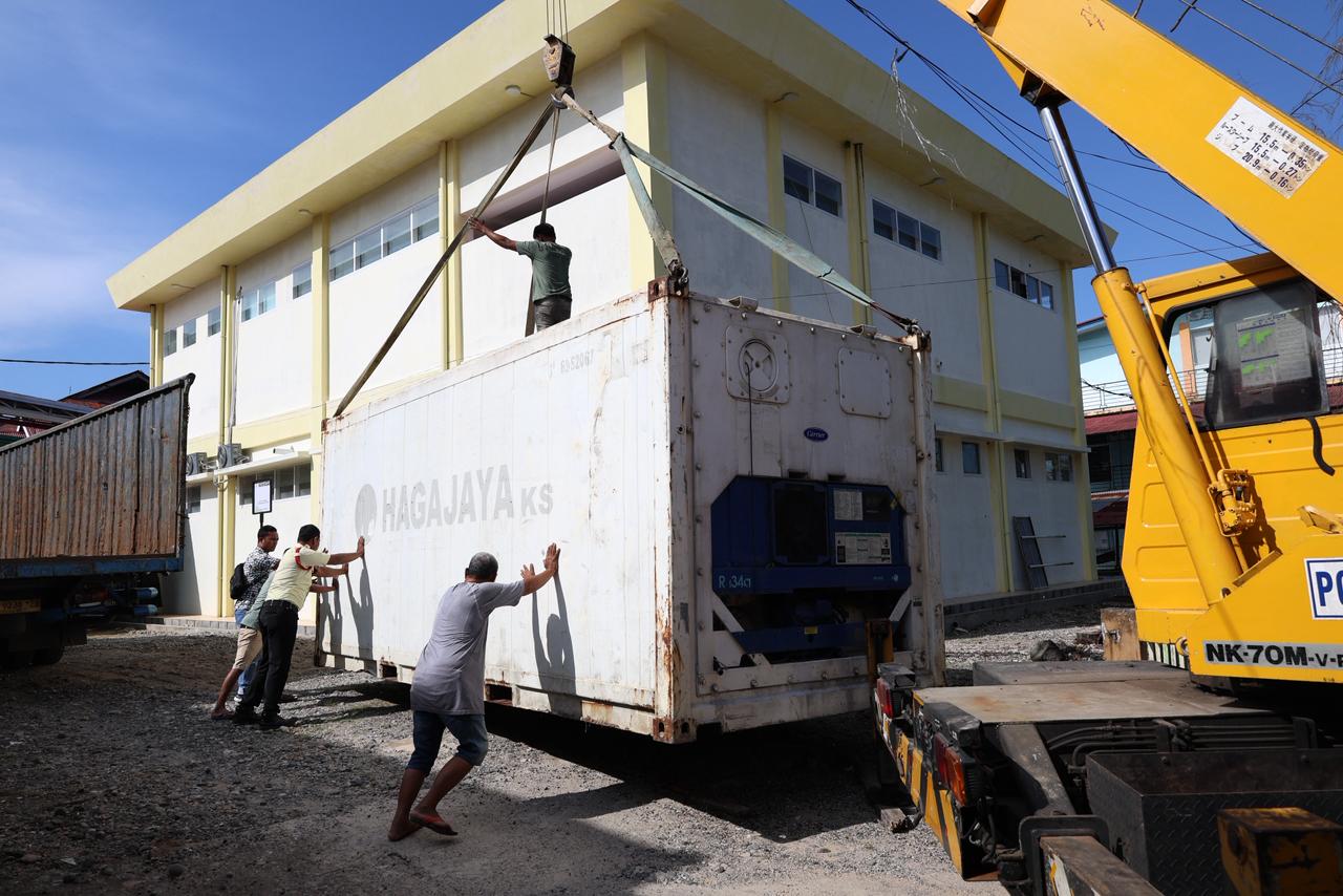 Peti Pendingin Jenazah Bantuan Polda Riau Tiba di RSUD Lubuk Basung Agam